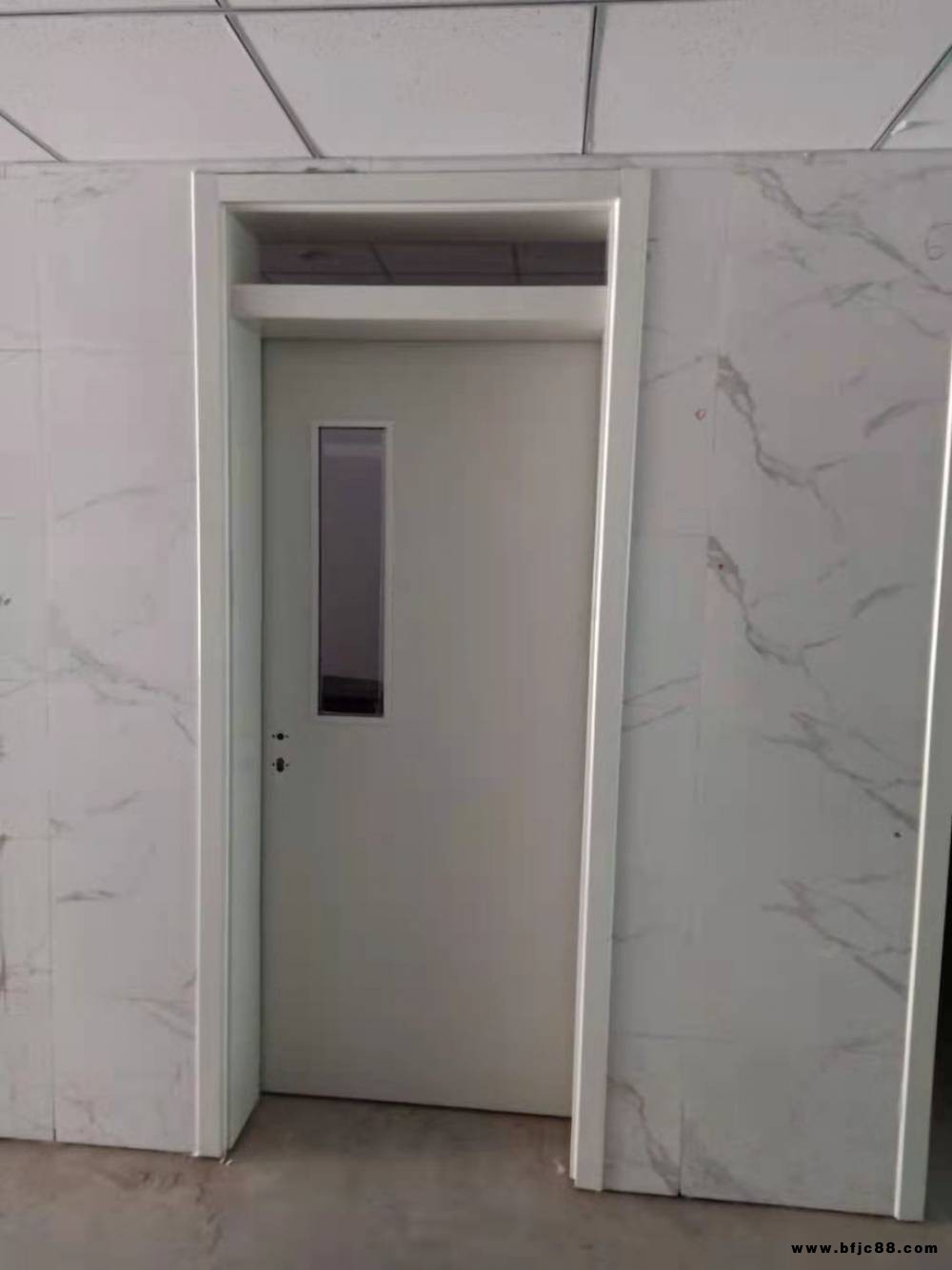 工廠悅翔供應(yīng)學(xué)校抗菌鋼質(zhì)門上亮帶窗耐用隔音鋼木門帶包套全鍍鋅鋼板