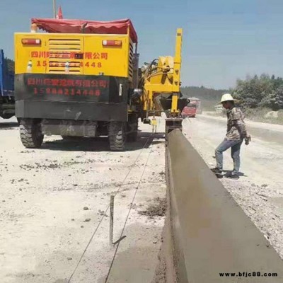 貴州安順路沿石成型機(jī)滑膜機(jī)路緣石成型機(jī)縣鄉(xiāng)道升級(jí)改造利器