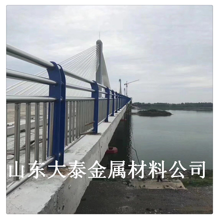 不銹鋼橋梁防撞護欄 專業(yè)制造304復合管景觀道路護欄 防撞護欄