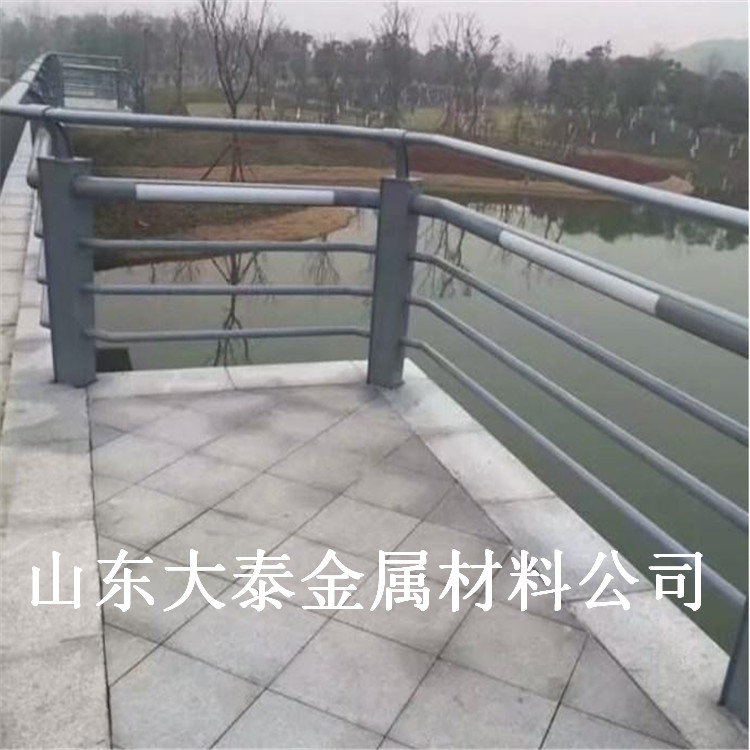 不銹鋼橋梁防撞護欄 專業(yè)制造304復合管景觀道路護欄 防撞護欄