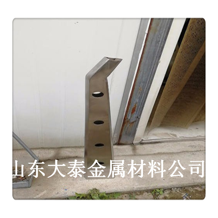 不銹鋼橋梁防撞護欄 專業(yè)制造304復合管景觀道路護欄 防撞護欄
