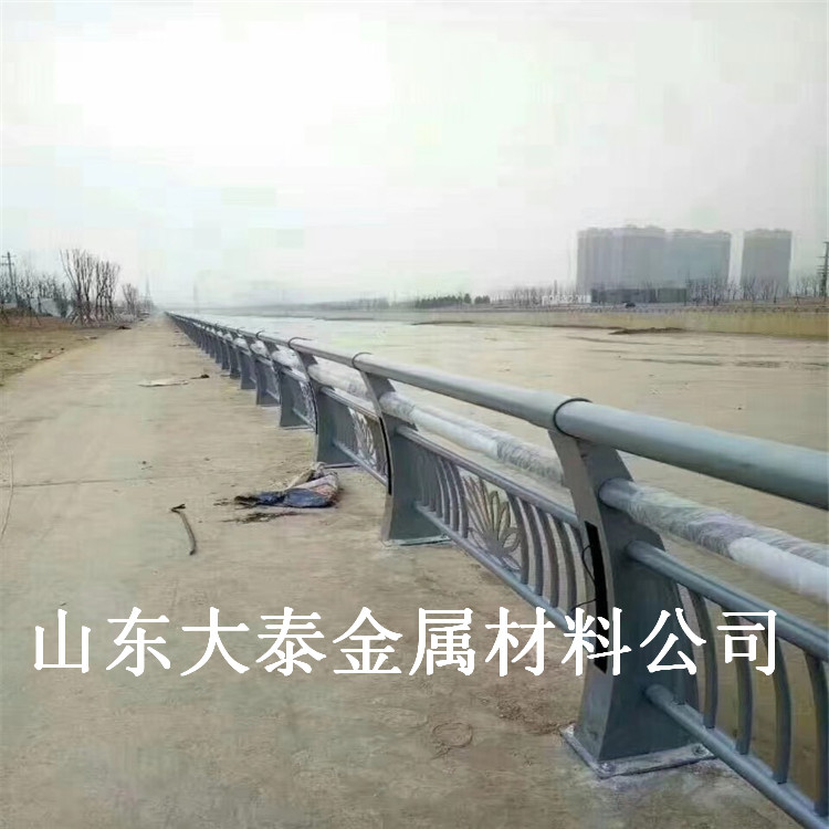 不銹鋼橋梁防撞護欄 專業(yè)制造304復合管景觀道路護欄 防撞護欄