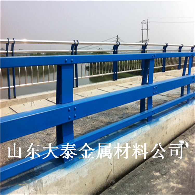 不銹鋼橋梁防撞護欄 專業(yè)制造304復合管景觀道路護欄 防撞護欄