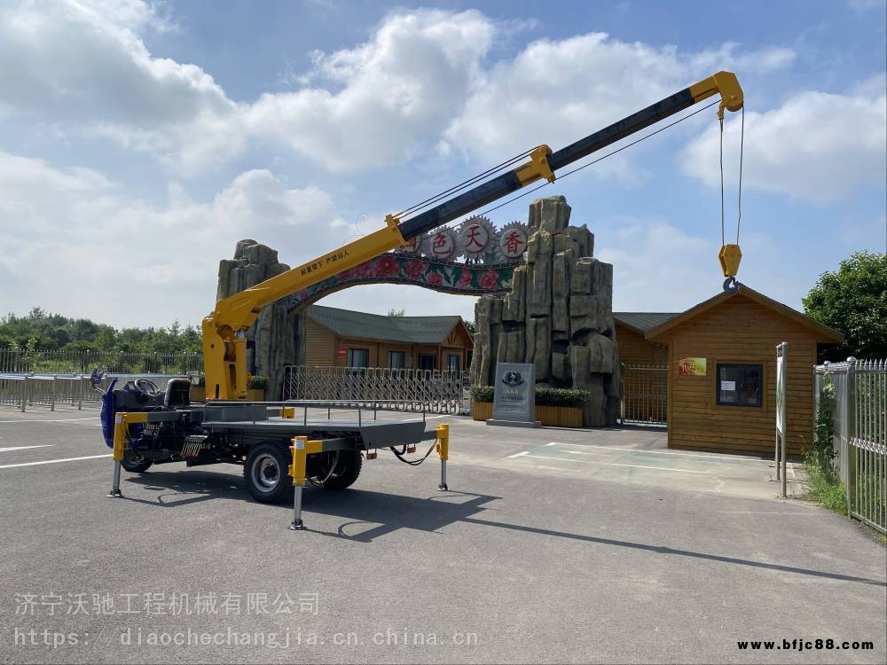 沃馳定制生產(chǎn)3噸三輪車吊 三輪隨車起重機(jī)