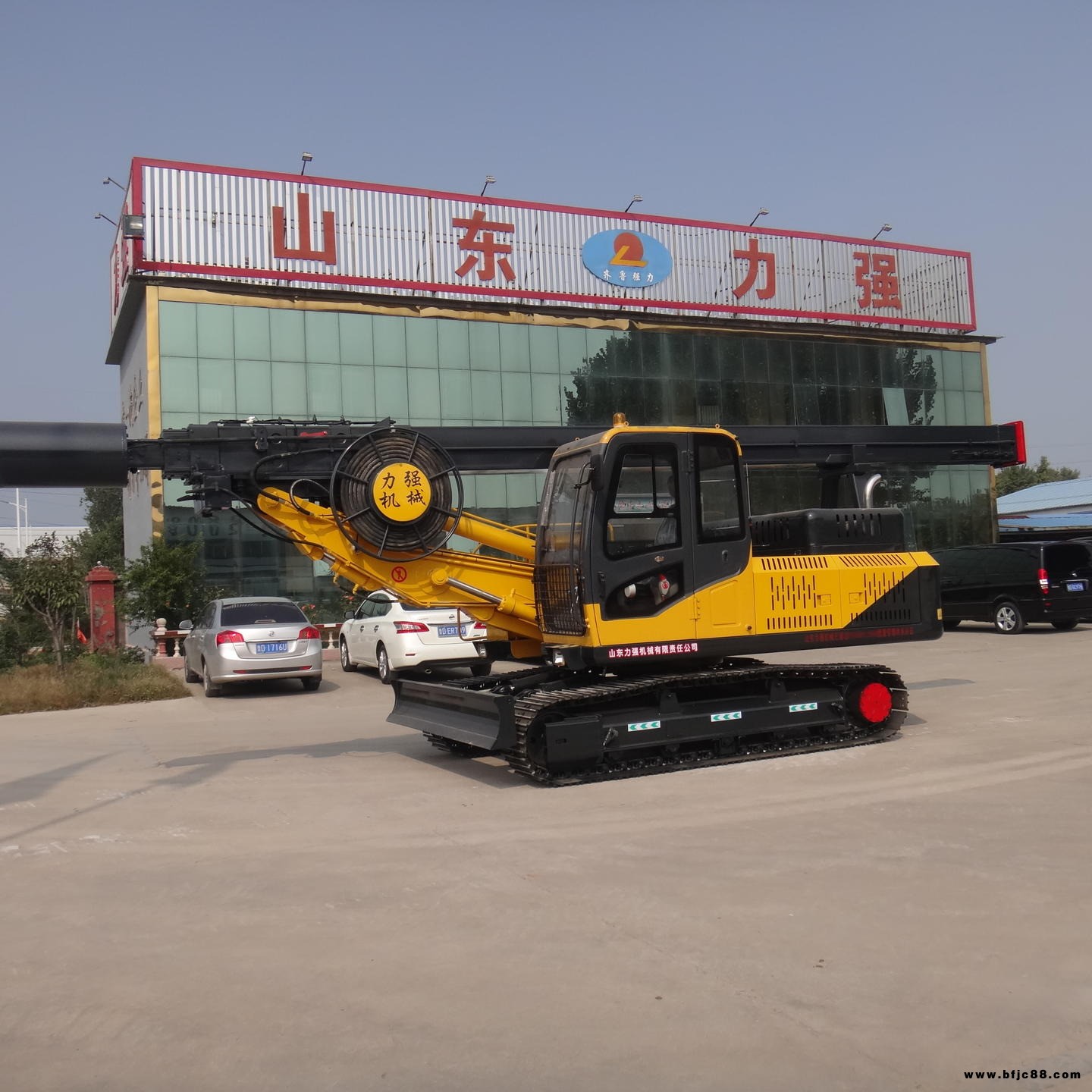 山東力強小型履帶旋挖鉆機