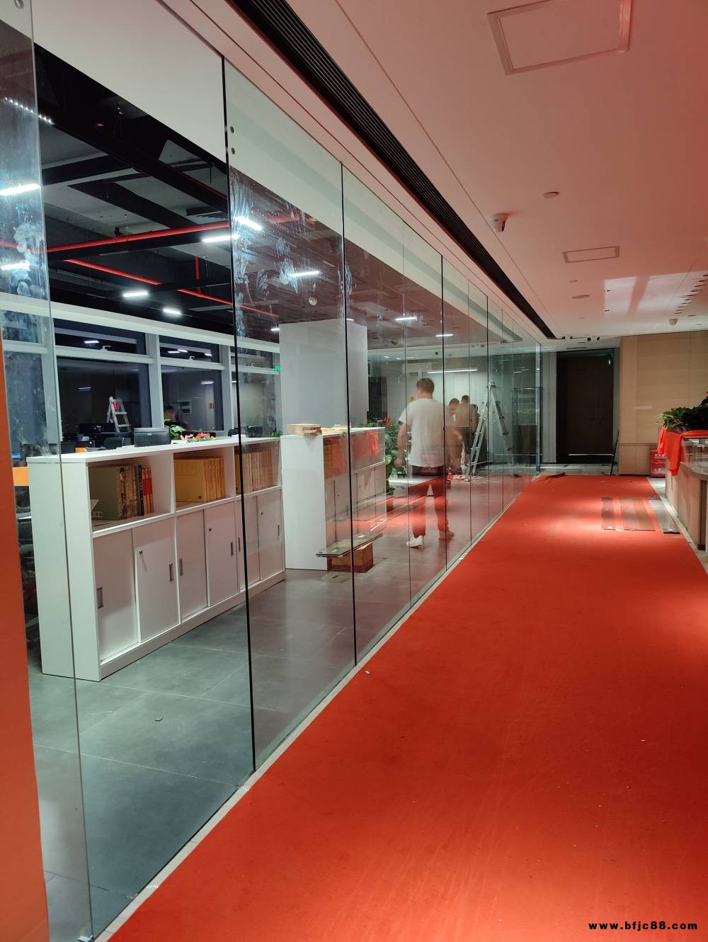 東莞展覽柜玻璃，東莞酒店別墅隔斷玻璃,會(huì)所落地隔斷玻璃