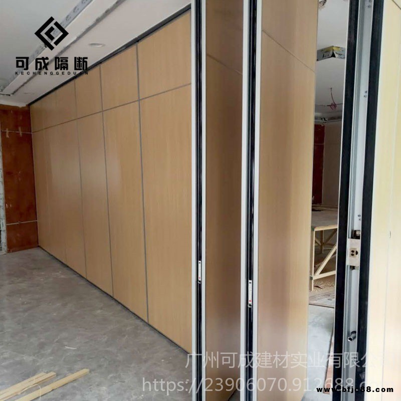 酒店活動(dòng)隔斷墻可移動(dòng)折疊隔斷無(wú)地軌折疊屏風(fēng)折疊門(mén)板可移動(dòng)隔音墻