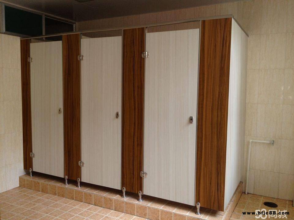 廠家加工定制防潮顆粒刨花板廁所洗手間衛(wèi)生間隔斷