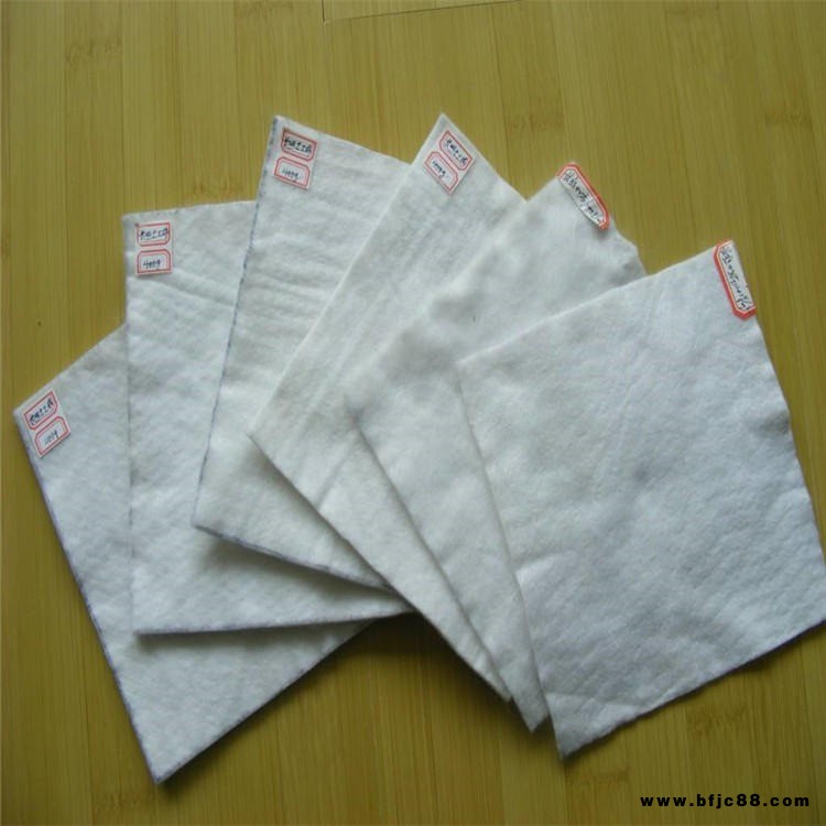 鄭州復(fù)合膜  聚源300g 復(fù)合防滲膜 兩布一膜 一布一膜 復(fù)合土工膜價格