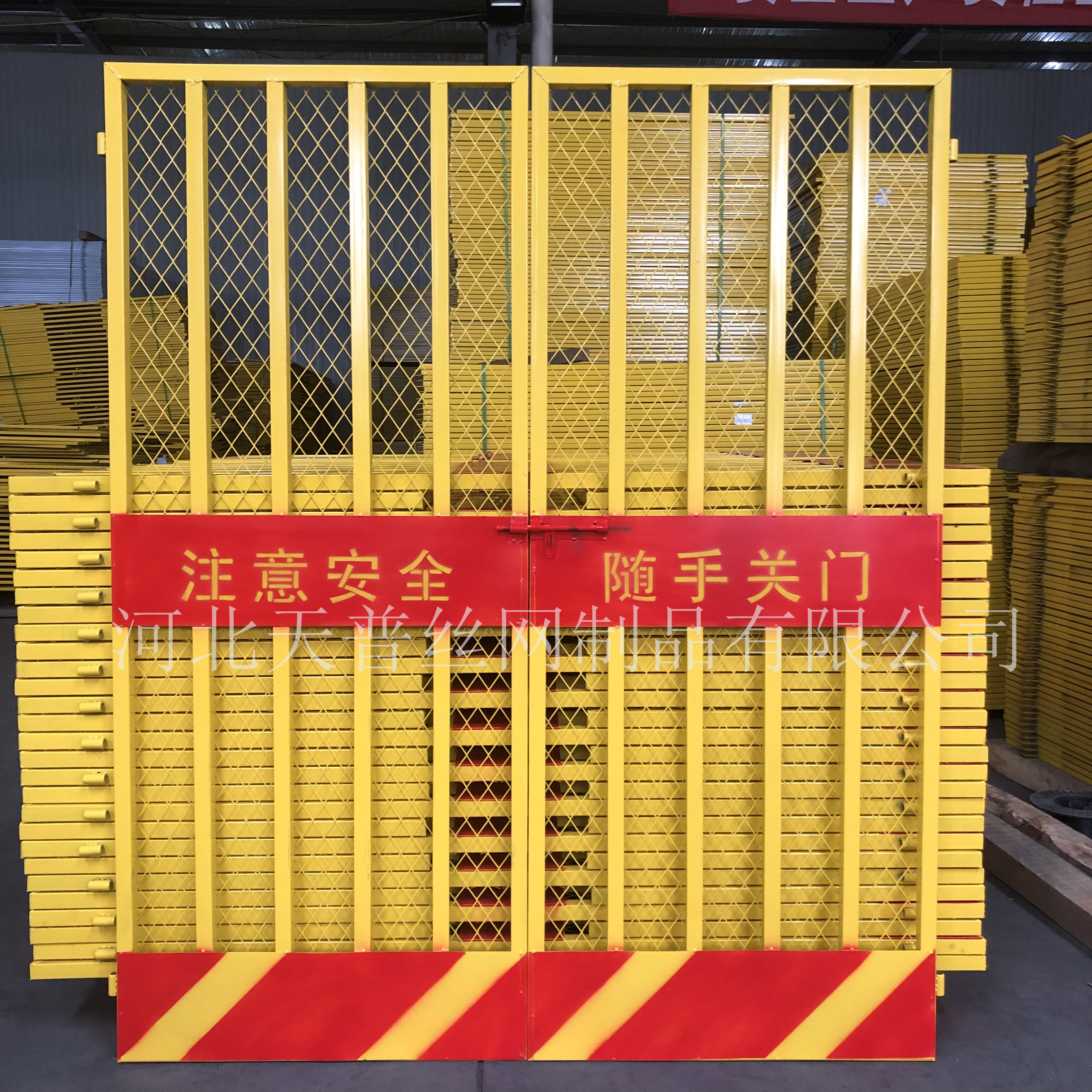 施工升降機安全門 施工電梯門 人貨電梯防護網 施工電梯防護門 施工電梯安全門安裝