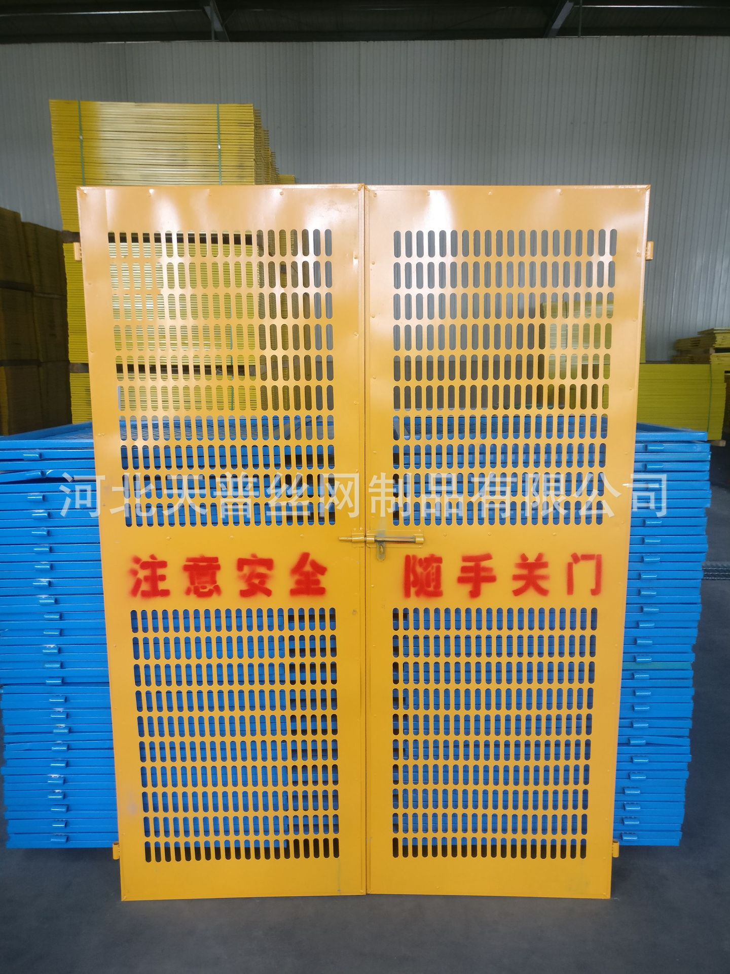 施工電梯安全防護(hù)門樓層人貨梯升降機(jī)電梯井防護(hù)門工地防護(hù)欄優(yōu)惠示例圖10