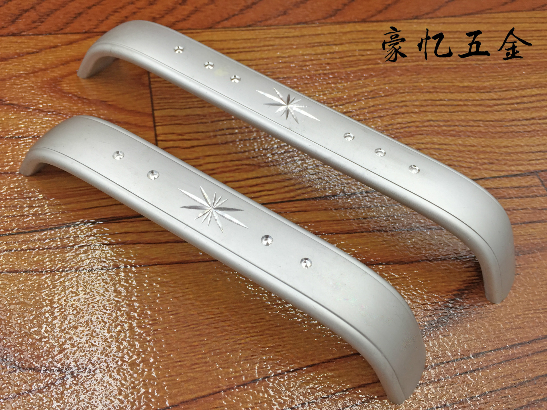 廠家直銷外貿(mào)現(xiàn)代氧化刻花鋁合金拉手 抽屜櫥柜門把手 5805示例圖9