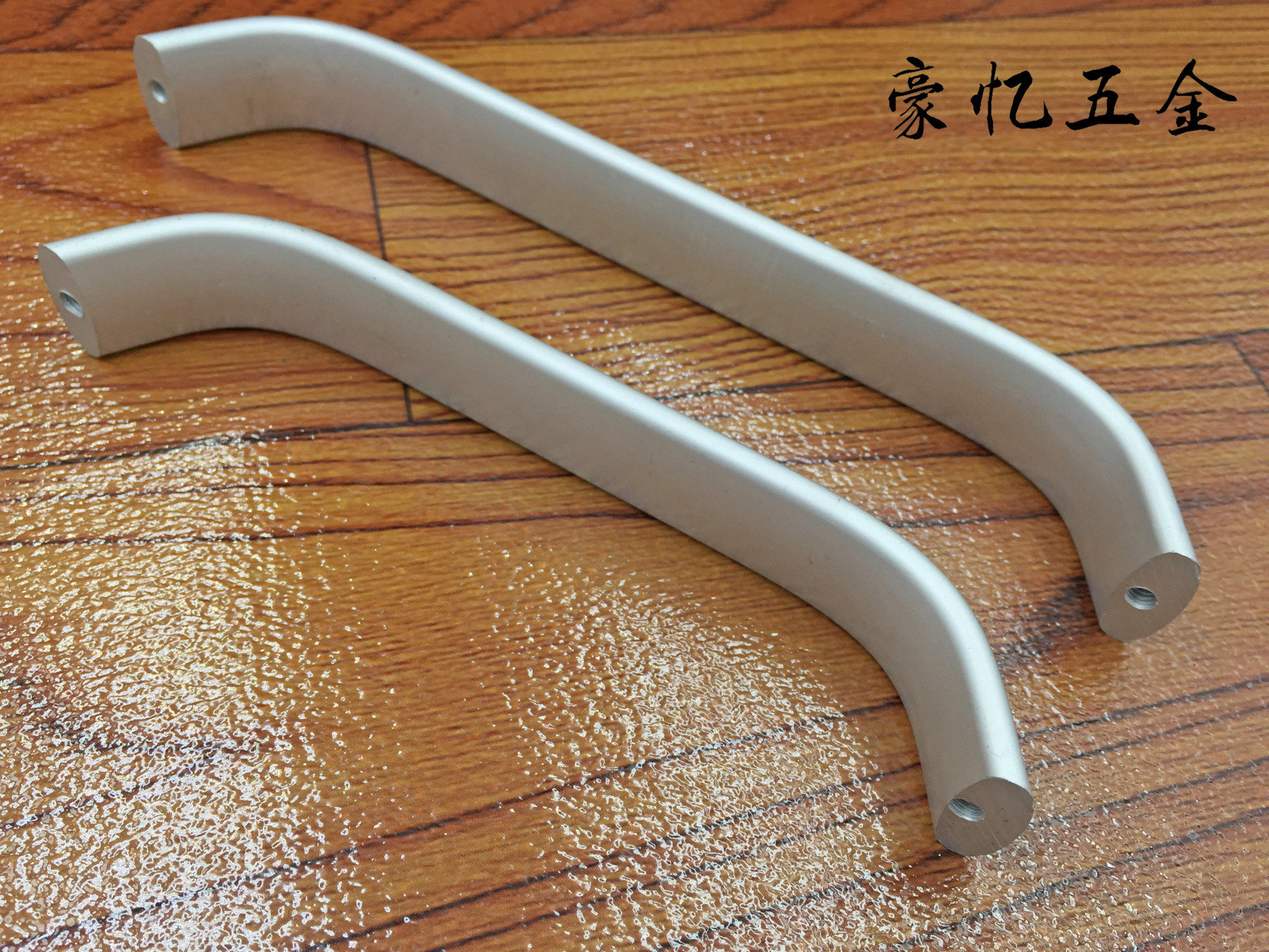 廠家直銷外貿(mào)現(xiàn)代氧化刻花鋁合金拉手 抽屜櫥柜門把手 5805示例圖6