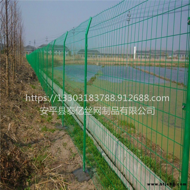 泰億護欄網廠家直銷現貨直銷桃型柱護欄 小區圍墻桃型柱三角折彎護欄 鍍鋅鐵絲隔離網