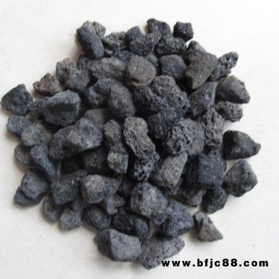 火山巖景觀石具有顆粒飽滿，空隙發(fā)達(dá)，強(qiáng)度高等