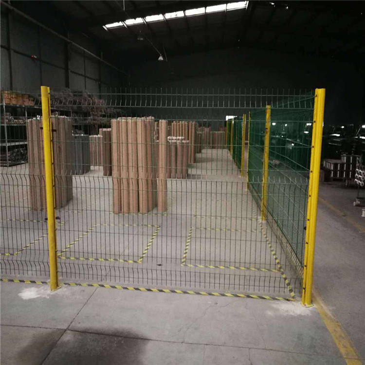  焊接防護網 桃型柱公路護欄網 桃型柱圍欄網現貨供應